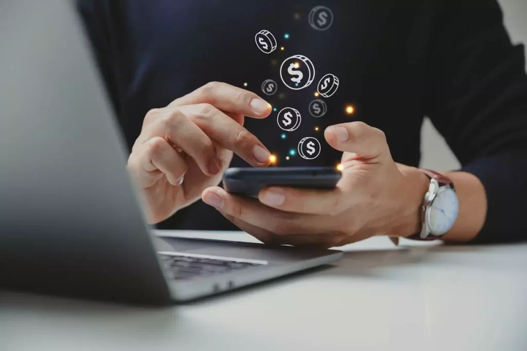 Homme qui utilise des solutions d'encaissement pro