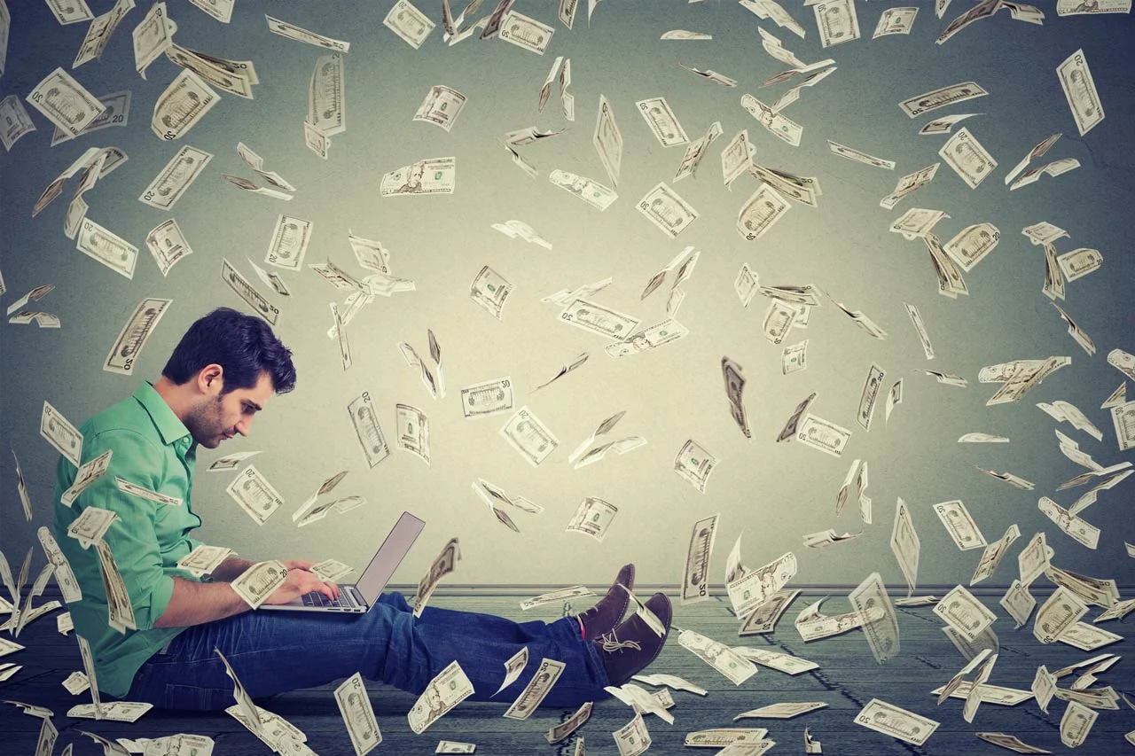 un blogueur avec de nombreux billets autour de lui