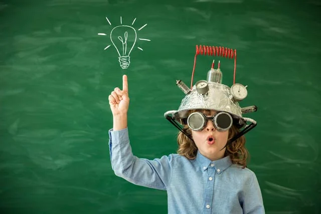 un enfant qui a une idée