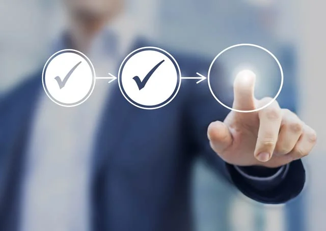 un homme qui coche des cases avec ses doigts