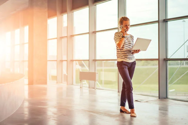 une femme au téléphone dans de beaux locaux
