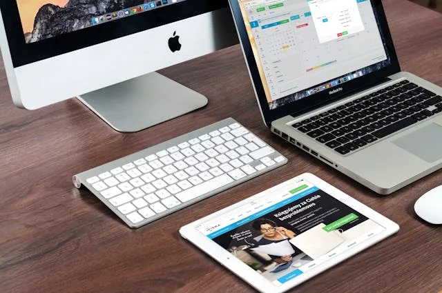 un imac avec un pc et une tablette