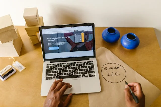 un pc avec un site internet ouvert