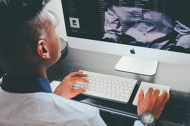 un développeur sur son mac