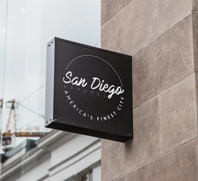 un enseigne avec le log San Diego