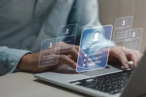 une personne qui travaille sur des profils digitaux à recruter