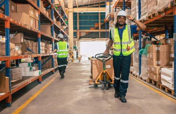 2 hommes dans un entrepot avec des gilets jaunes