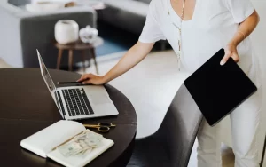 une femme devant son pc