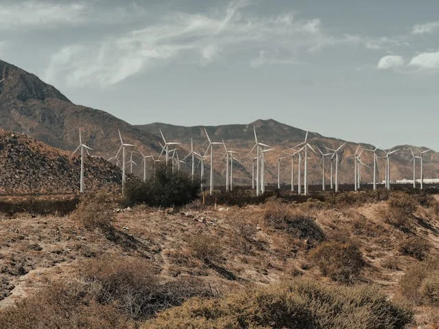 des éoliennes dans un desert