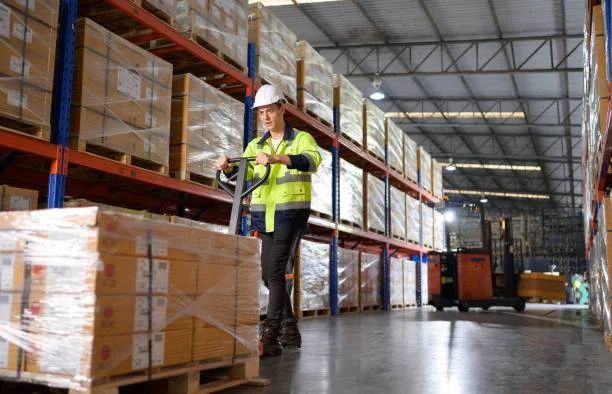 un homme avec un transpalette