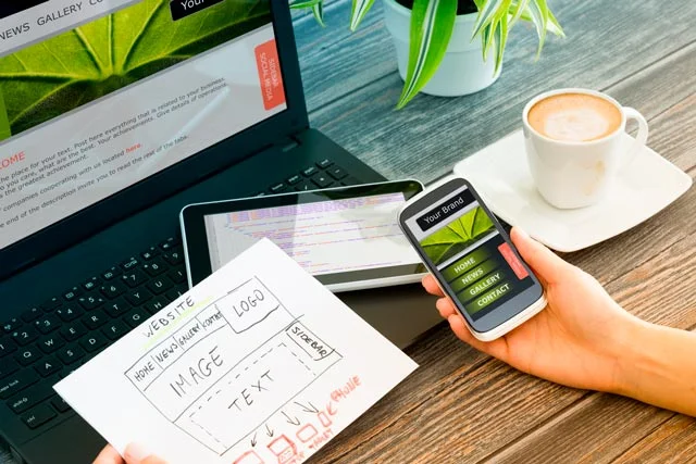 une personne qui créé un site internet responsive