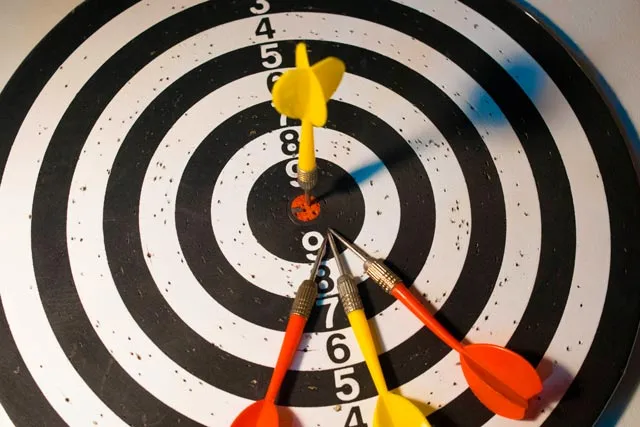 une cible avec des fléchettes