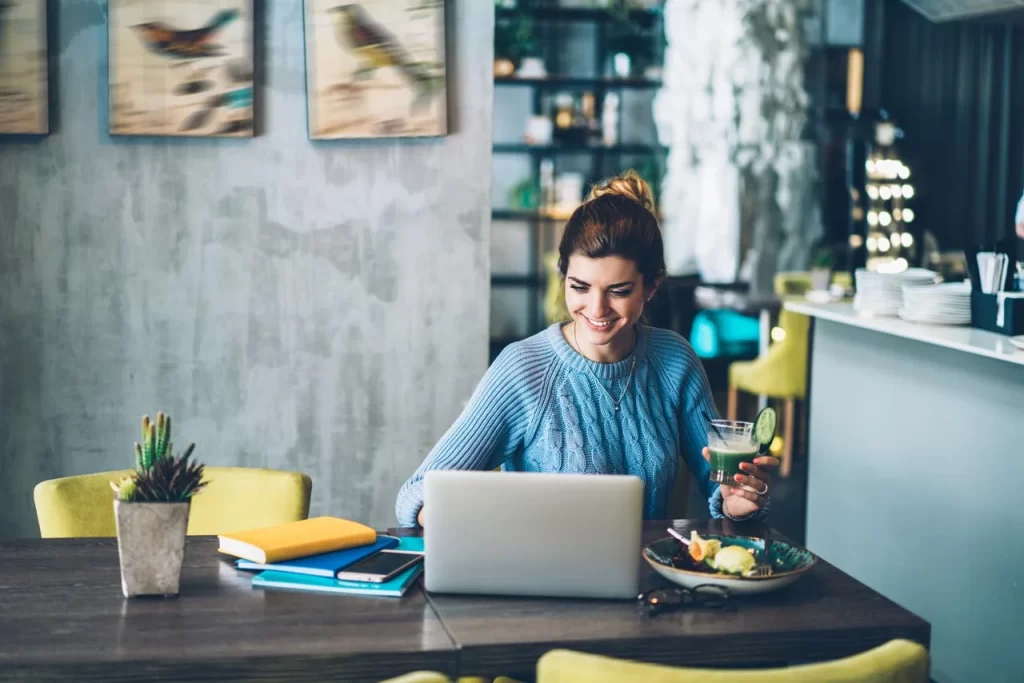 une digitale nomade dans un café avec son pc