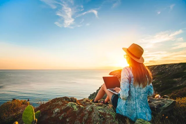 une digital nomad sur une montagne
