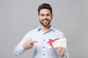 bon d'achat avec un homme souriant