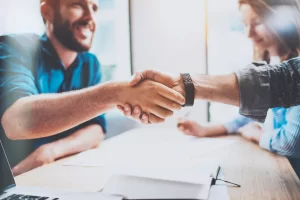 une poignée de main entre 2 personnes