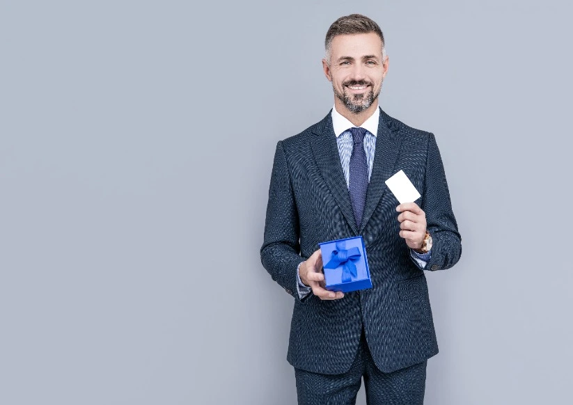 bon d'achat avec un homme souriant