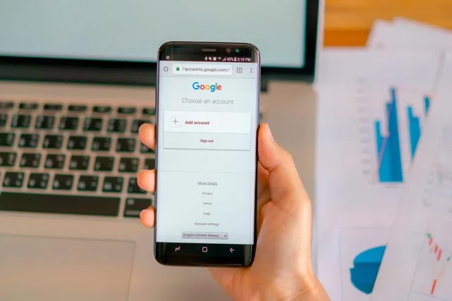 un téléphone avec un compte Google ouvert