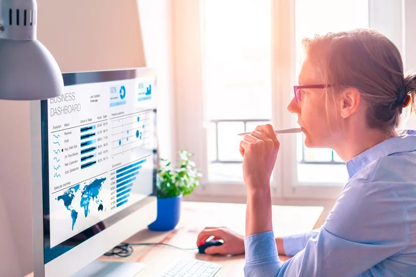 une freelance qui analyse des données