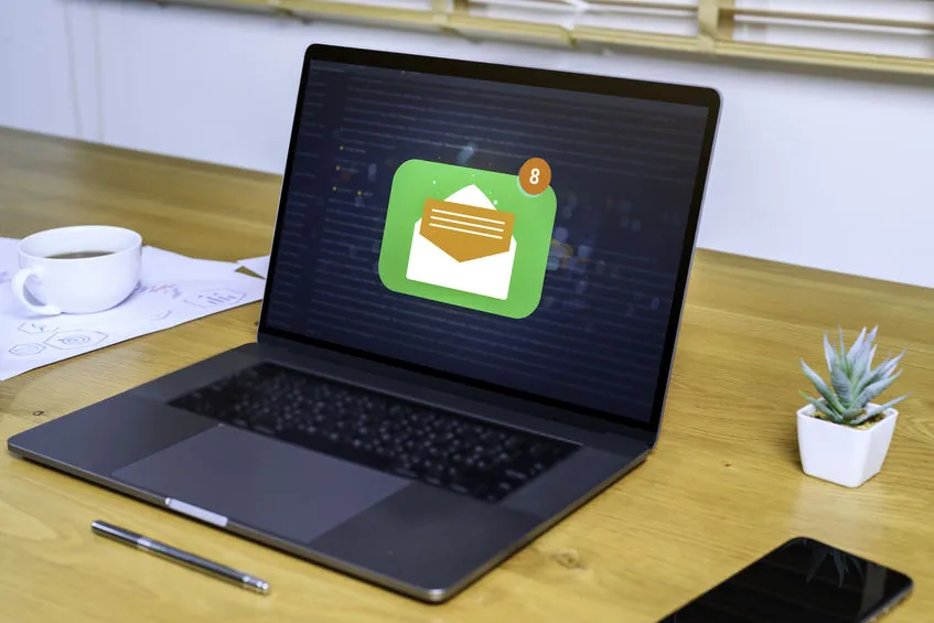 un pc portable avec une enveloppe ouverte sur l'écran