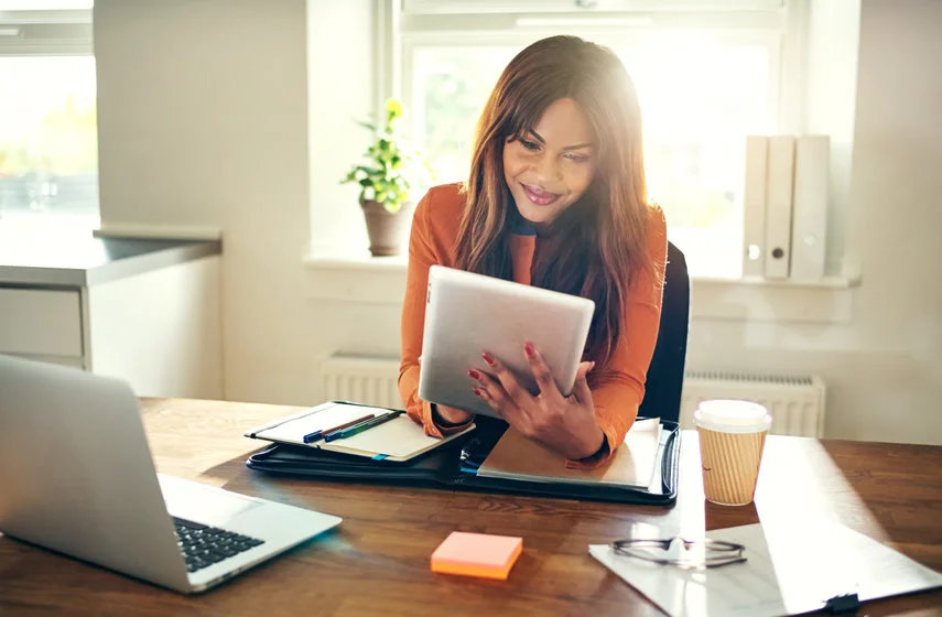 une femme entrepreneuse qui travaille sur sa tablette