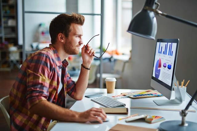 un freelance devant son écran