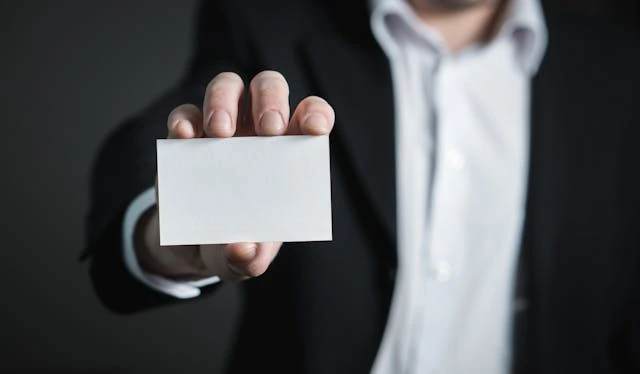 un homme qui tient une carte blanche