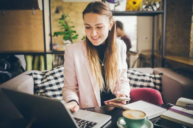une-freelance-dans-un-bar