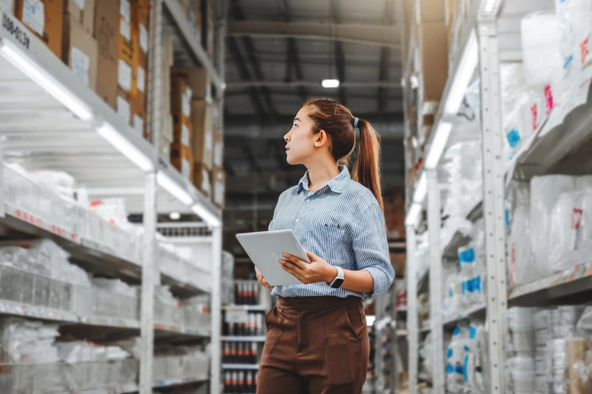 une femme dans un entrepot de logistique