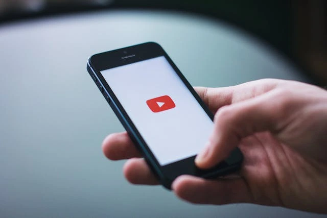 une vidéo youtube en train de se lancer sur un mobile