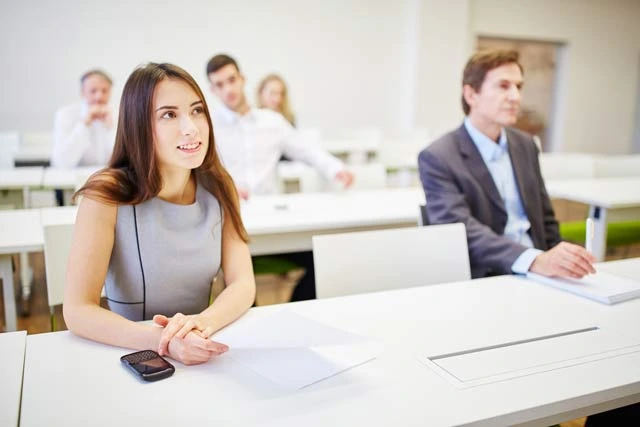 plusieurs personnes en formation