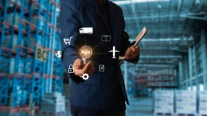un homme avec une ampoule dans la main dans un local de stockage