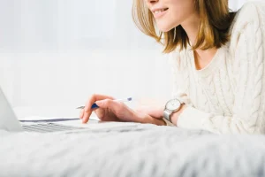 une femme devant un PC