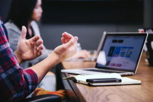 un formateur devant un pc avec son étudiante