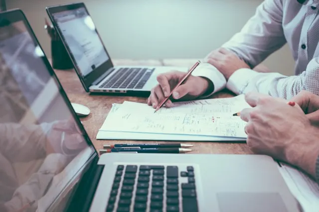 un formateur et son apprenant devant leurs pc