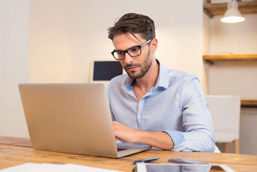 un homme qui travaille sur son pc