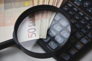 de l'argent une loupe et une calculatrice