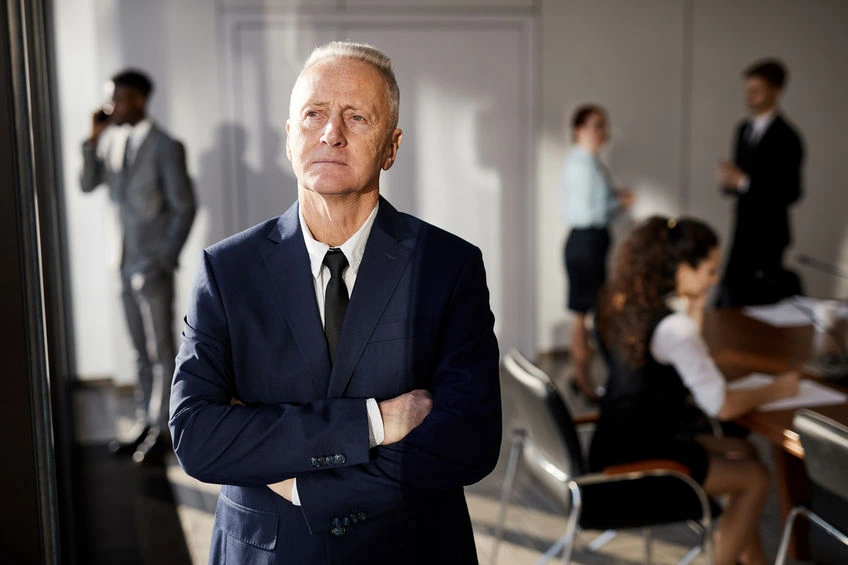 un chef d'entreprise pas souriant