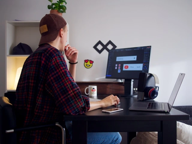 un freelance dans son bureau devant son pc