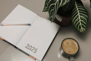 un agenda avec noté 2025 dessus et un café