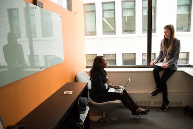 2 femmes en salle de réunion