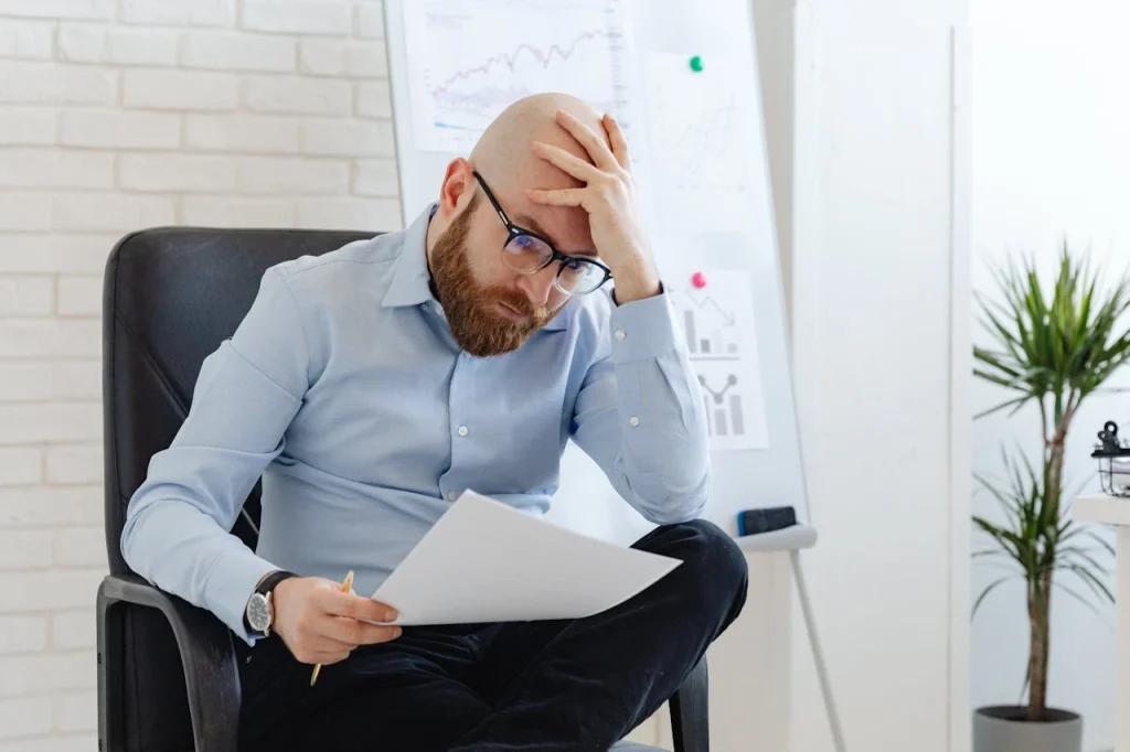 un entrepreneur qui se pose des questions devant des documents