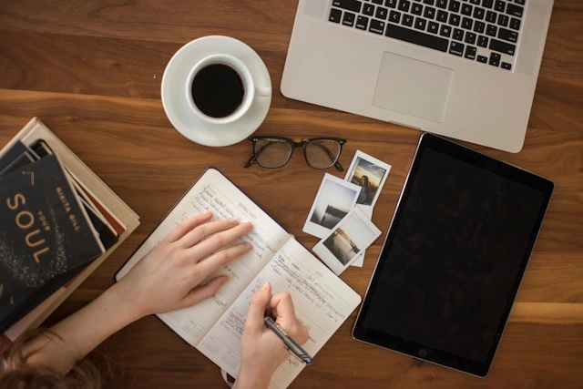 un bureau avec un café et un agenda