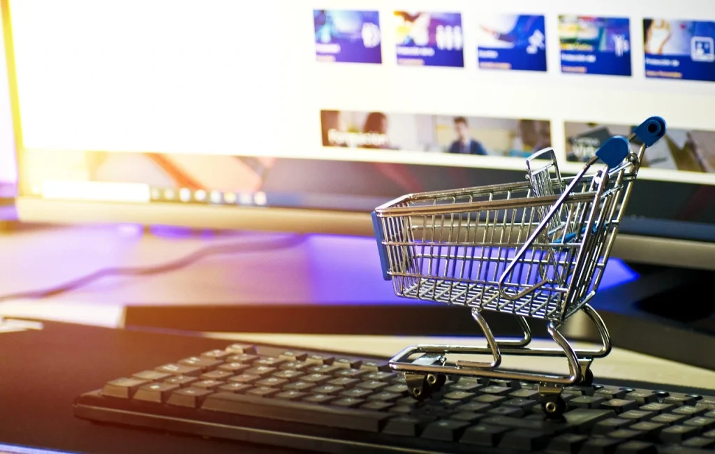 un chariot devant un pc
