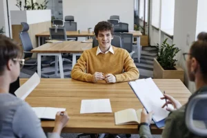 un jeune homme en entretien