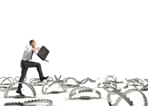 un homme d'affaires qui évite des pièges à loups