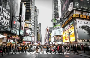 des publicités sur une grande avenue newyorkaise