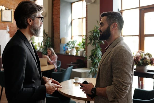 2 personnes qui discutent dans une entreprise