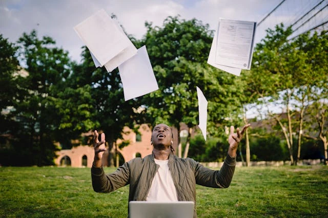 un homme qui lance des CV en l'air