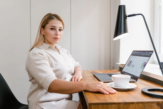 une femme devant son pc